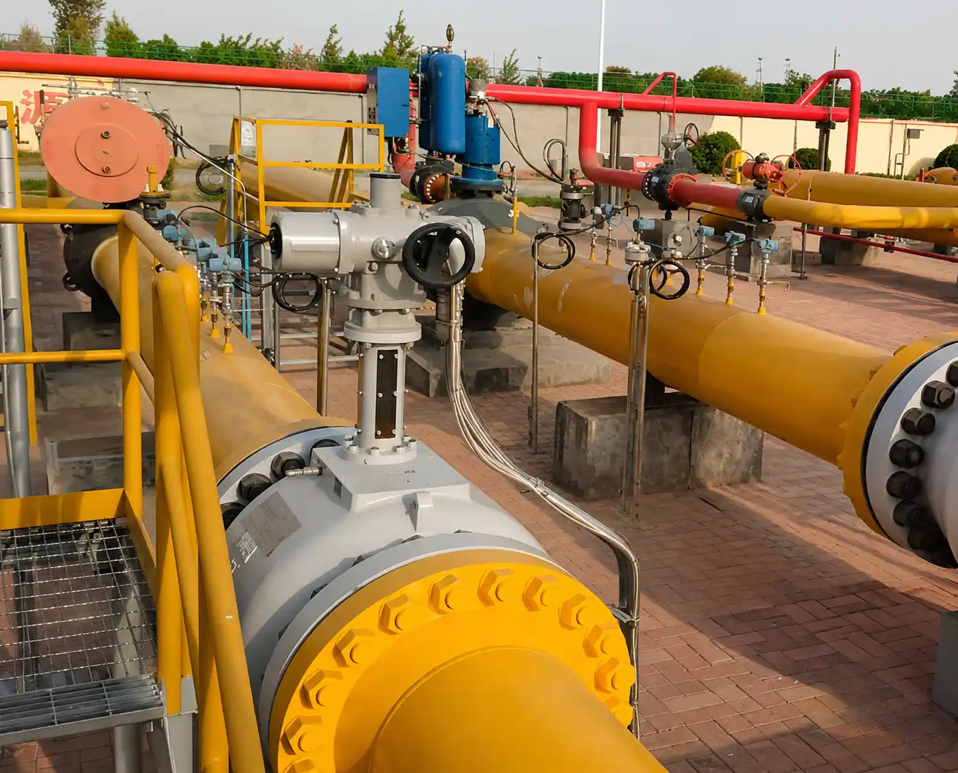 Outdoor pipeline control valve for industrial process service