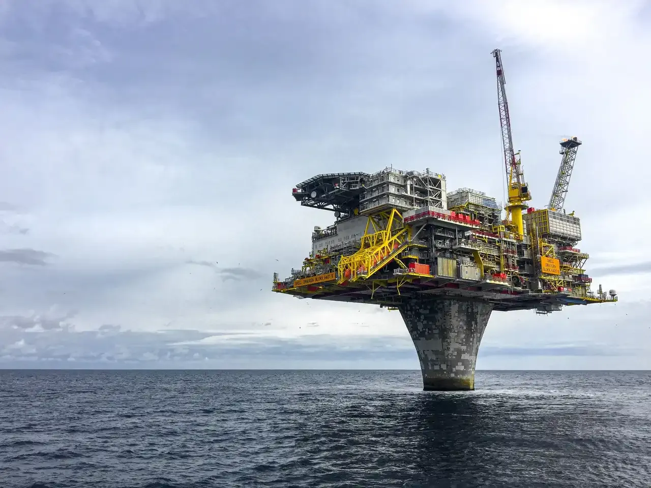 Offshore oil platform